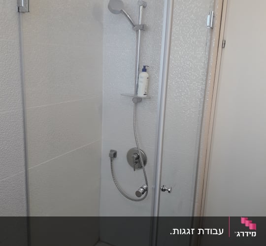 דלת זכוכית למקלחת עם ידית מתכת